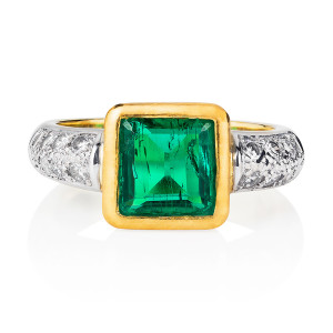 emerald_ring_with_diamond_shoulders